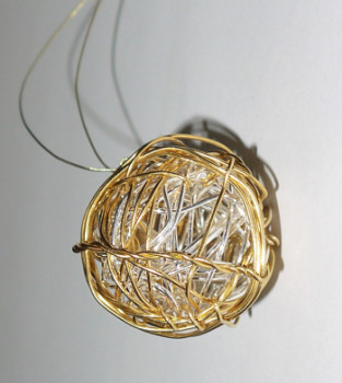 Œuvre contemporaine nommée « Sphère à porter », Réalisée par ROUGE D'OR