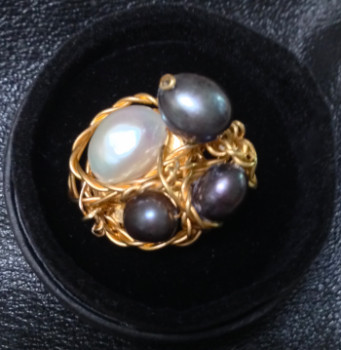 Œuvre contemporaine nommée « Nested Pearls/Nid aux perles », Réalisée par ROUGE D'OR