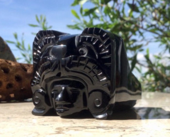 Œuvre contemporaine nommée « Pipe cérémonial de collection pierre sculptée obsidienne du MExique Guerrier Jaguar Aztèque », Réalisée par MIROIR PLANéTAIRE BLANC